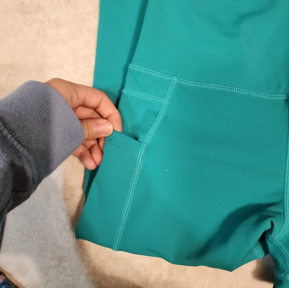 Zyia Light n Tight Pocket Capri Leggings - Picture 4 of 5